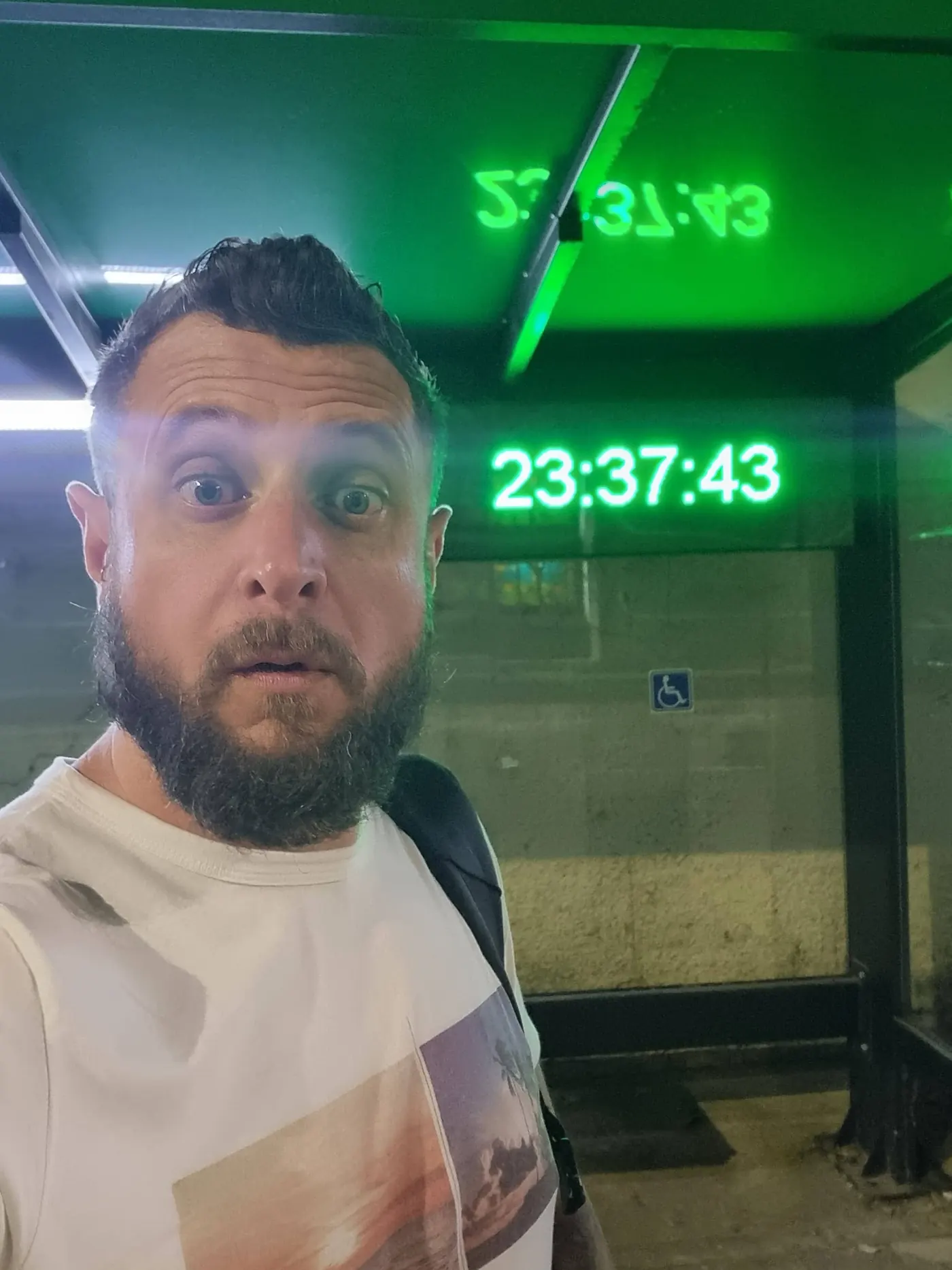 André Luís na saída do trabalho, com o relógio da rua marcando 23h37