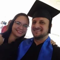 André Luís e a esposa, no dia da formatura