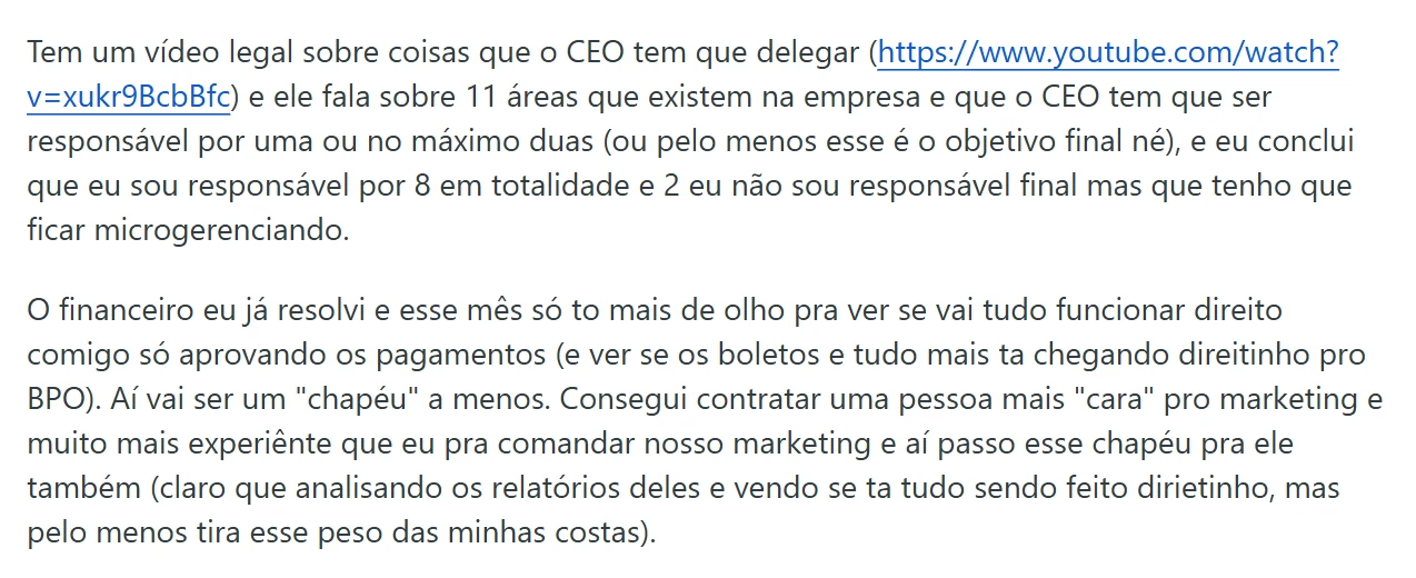 Print de um post no fórum r/empreendedorismo. O autor escreve que assistiu um vídeo sobre o que um CEO precisa delegar, que o vídeo fala de 11 áreas que existem numa empresa e que o CEO deveria ser responsável por uma ou no máximo duas, e conclui que ele é responsável por 8 em totalidade e mais 2 que precisa microgerenciar. No parágrafo seguinte conta que passou o financeiro para um BPO e contratou alguém para o marketing, e chama cada uma dessas áreas de “chapéu”.